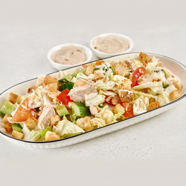 Салат куриный с соусом Цезарь на четверых