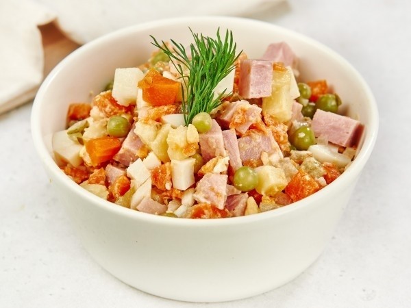 Салат Оливье с ветчиной Салат Оливье с ветчиной