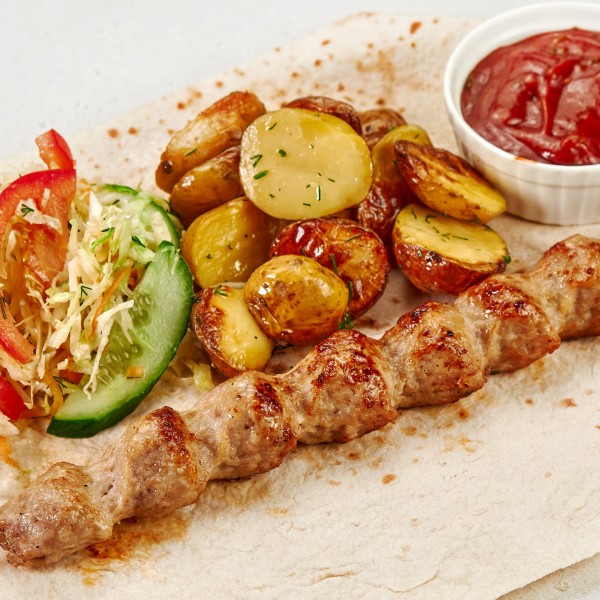 Люля из курицы с картофелем беби и капустой по-Грузински упак.Д Люля из курицы с картофелем беби и капустой по-Грузински упак.Д