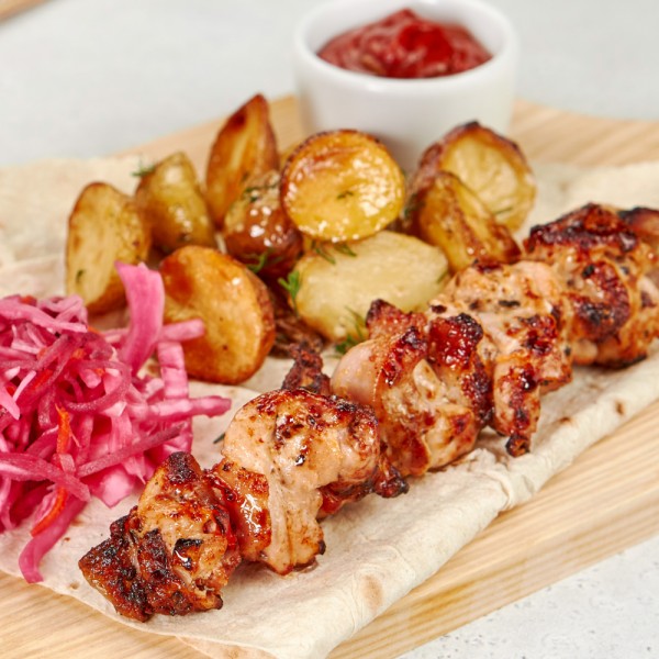 Шашлык из курицы с картофелем беби и капустой по-Грузински упак. Д