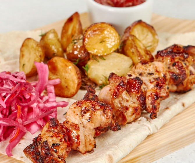 Шашлык из курицы с картофелем беби и капустой по-Грузински упак. Д