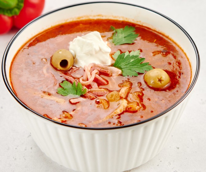 Солянка по-домашнему со сметаной 