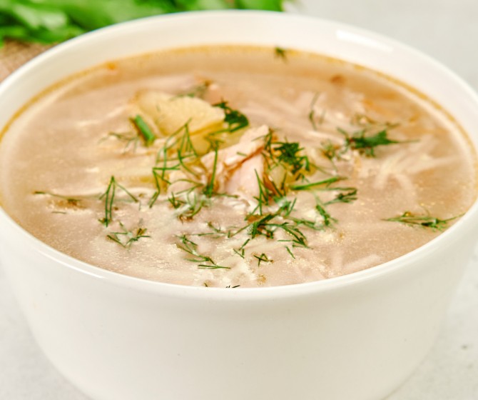 Домашняя куриная лапша с яйцом